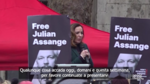 Londra, la moglie di Assange: “Siate presenti per Julian”