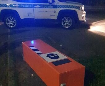 Milano, ‘Fleximan’ a Buccinasco: abbattuti quattro autovelox
