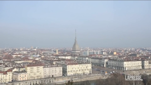 Torino, la città coperta da una coltre di smog
