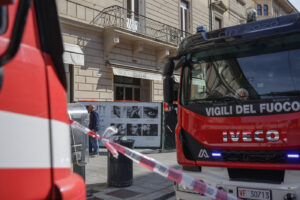 Bologna, incidente durante lavori nella profumeria Douglas: diversi intossicati