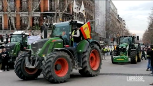 Agricoltori, la protesta dei trattori arriva nel centro di Madrid