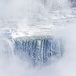 Lo spettacolo delle cascate del Niagara (quasi) ghiacciate