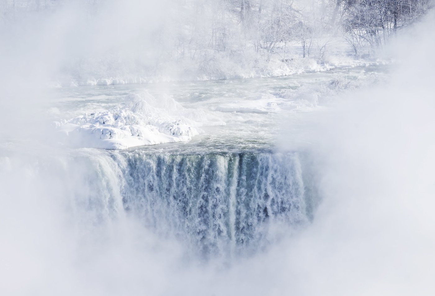 Lo spettacolo delle cascate del Niagara (quasi) ghiacciate
