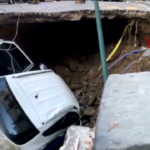 Napoli, voragine in strada al Vomero: due auto ci finiscono dentro