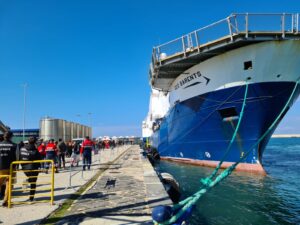 Migranti, Geo Barents arrivata a Bari: 2 morti a bordo