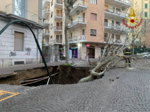 Napoli, voragine in strada al Vomero: procura apre fascicolo