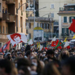 Roma, manichino Meloni bruciato a corteo per Valerio Verbano