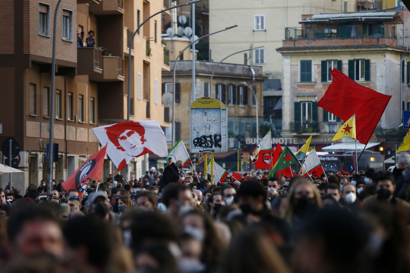 Roma, manichino Meloni bruciato a corteo per Valerio Verbano Roma, manichino Meloni bruciato a corteo per Valerio Verbano