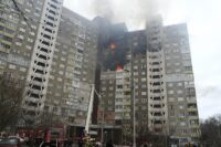 In fiamme edificio a Kiev bombardato da esercito russo