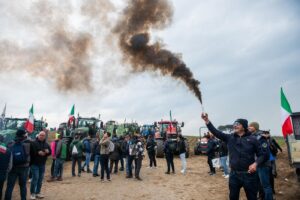 Roma - Protesta agricoltori, I trattori partono dal presidio di Via Nomentana in corteo