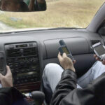 Codice della strada, 15 giorni stop patente per chi usa cellulare ma abbassate multe