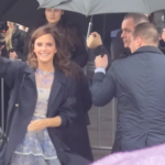 Milano, fan in delirio per Emma Watson alla sfilata di Prada