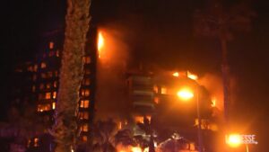 Spagna, paura a Valencia: fiamme divorano condominio