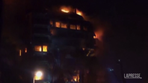 Valencia, condominio in fiamme: almeno 4 morti e 20 dispersi