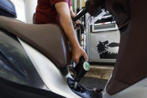 Esposti nei benzinai i prezzi medi regionali dei carburanti a Roma