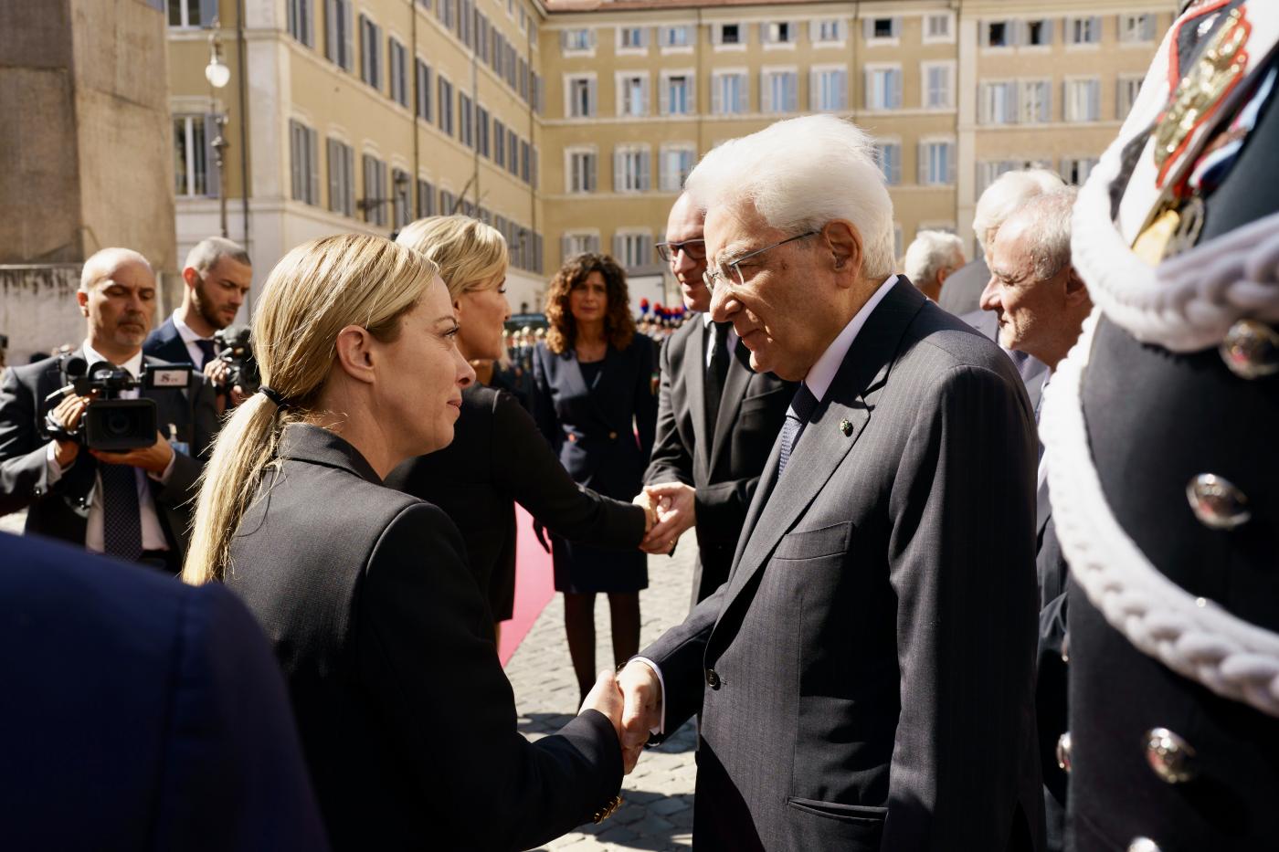 Mattarella su rogo manichino: “Solidarietà a Meloni”
