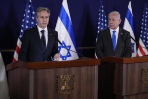 Il Segretario di Stato americano Antony Blinken con il Primo Ministro israeliano Benjamin Netanyahu a Tel Aviv