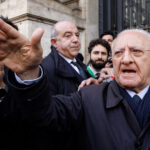 Regione Campania, bocciata mozione sfiducia a De Luca: lui vota col braccio teso