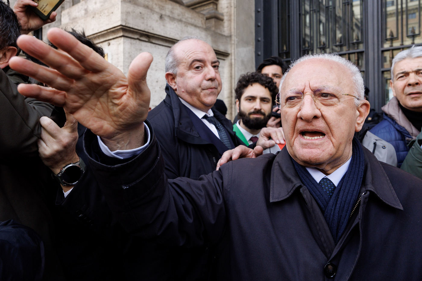 De Luca contro Meloni: “Stracciarola”