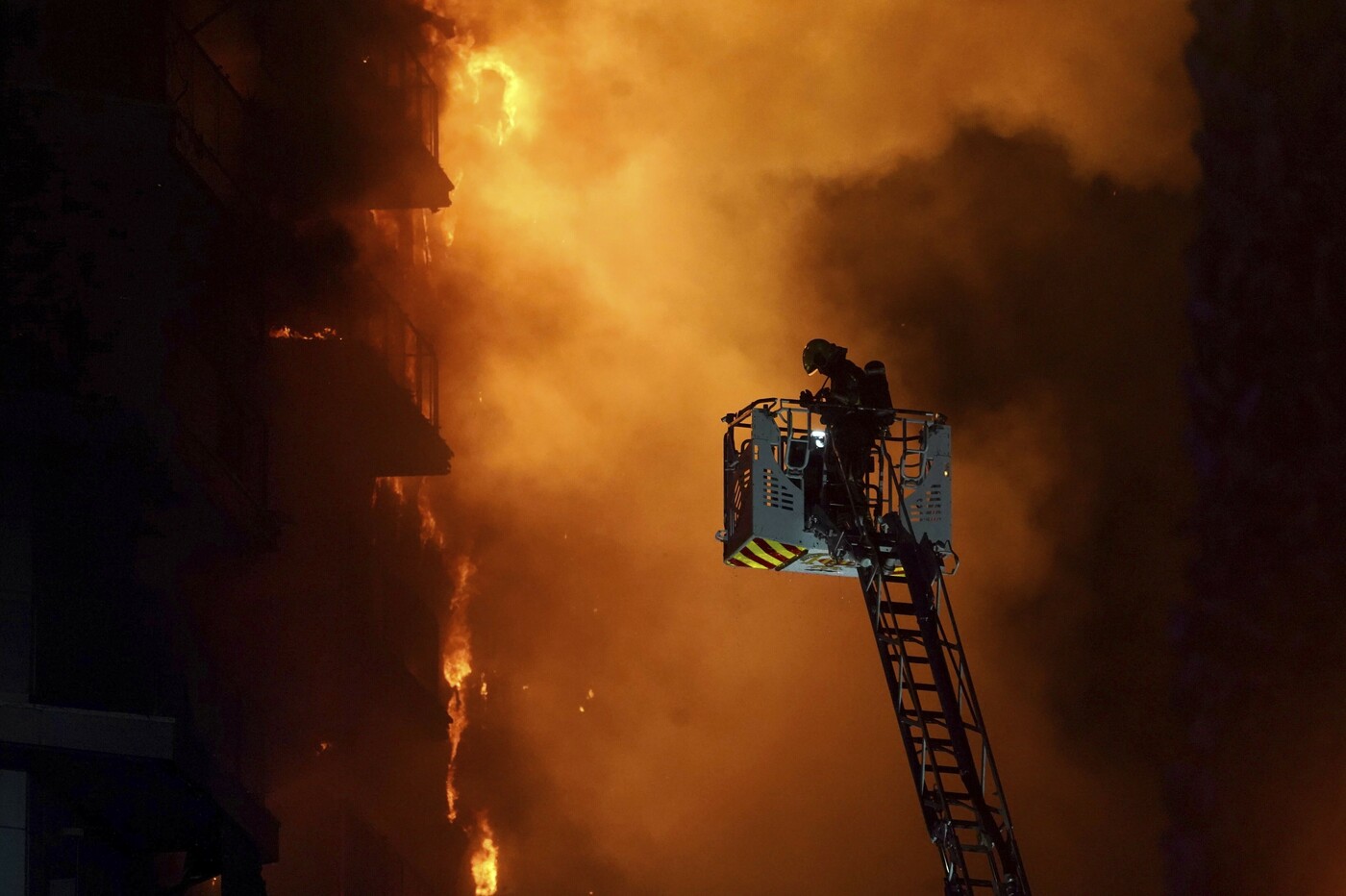 Valencia, morti e dispersi nell’incendio dei grattacieli