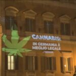 Cannabis, Meglio legale proietta foglia di marijuana su Montecitorio