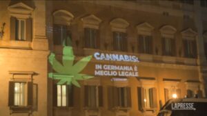 Cannabis, Meglio legale proietta foglia di marijuana su Montecitorio