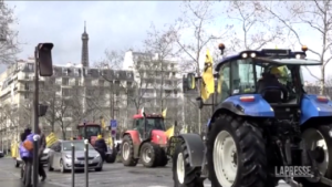 Agricoltori, la protesta dei trattori torna a Parigi