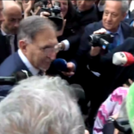 Congresso Forza Italia, un microfono finisce a terra e La Russa scherza: “È caduto il Tg3”
