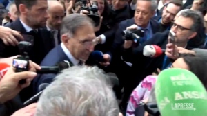 Congresso Forza Italia, un microfono finisce a terra e La Russa scherza: “È caduto il Tg3”