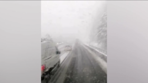 Maltempo, caos al Brennero per la neve: le lunghe code sul tratto austriaco
