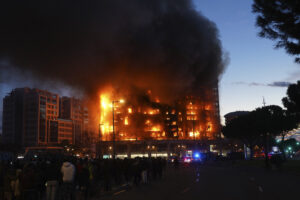 Valencia, in fiamme palazzo di 14 piani