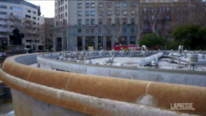 Siccità a Barcellona, senza acqua anche le fontane di Plaza Catalunya