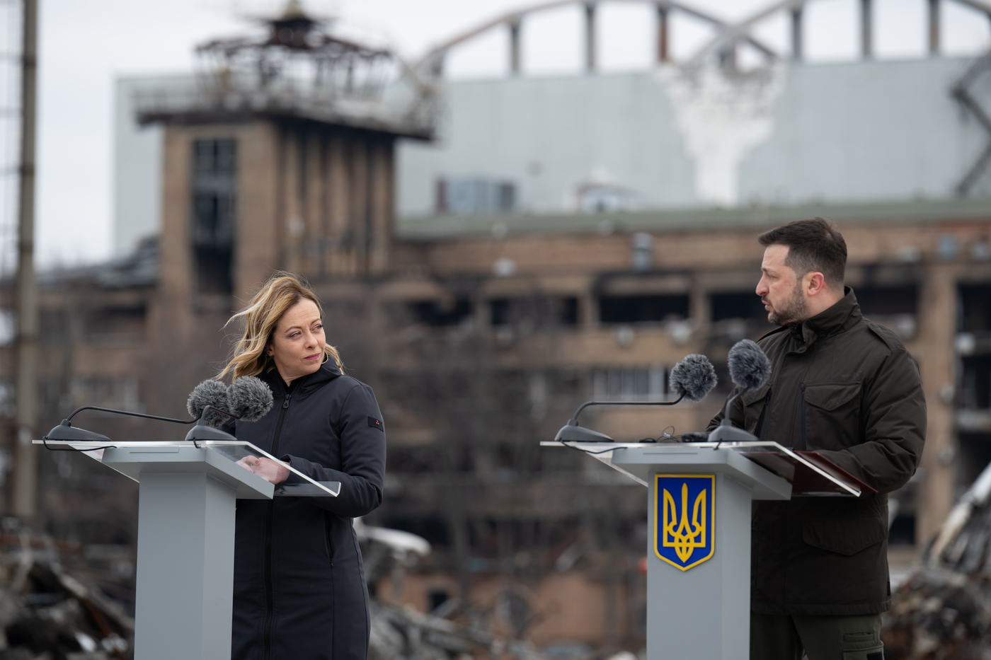 Meloni a Kiev con von der Leyen e Trudeau: “Ucraina combatte anche per noi”