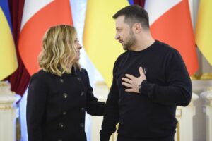 Il presidente ucraino Volodymyr Zelensky con il premier italiano Giorgia Meloni durante il loro incontro