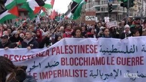 A Milano il corteo pro-Palestina, gli organizzatori: “Siamo 50mila”
