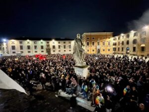 Pisa, migliaia in piazza dopo gli scontri