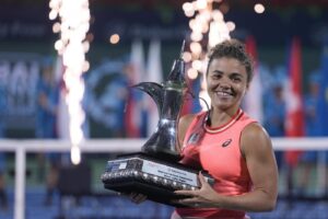 Jasmine Paolini premiata per la vittoria al Dubai Duty Free Tennis Championships