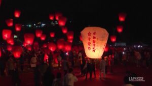 Taiwan, lo spettacolo delle lanterne volanti nel cielo di New Taipei