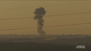 Esplosioni sull’orizzonte di Gaza, le immagini dal sud di Israele