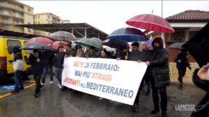 Naufragio Cutro, corteo a Crotone nel primo anniversario della strage di migranti