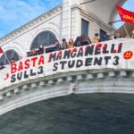 Pisa, a Venezia striscione studenti su Ponte Rialto: “Basta manganelli”