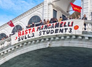 Pisa, a Venezia striscione studenti su Ponte Rialto: “Basta manganelli”