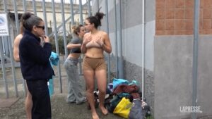 Milano, protesta in mutande per chiedere chiusura Cpr via Corelli