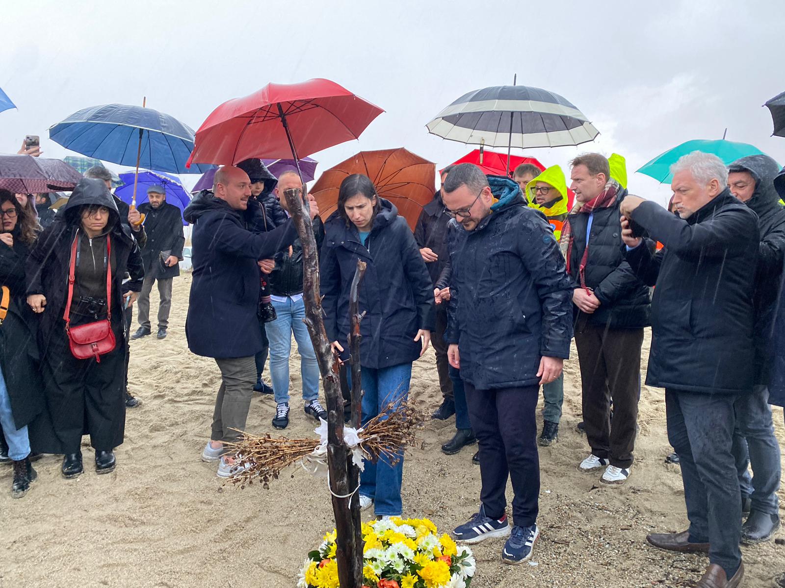 Naufragio Cutro, Schlein: “Impegni presi da Governo siano rispettati” Naufragio Cutro, Schlein: “Impegni presi da Governo siano rispettati”