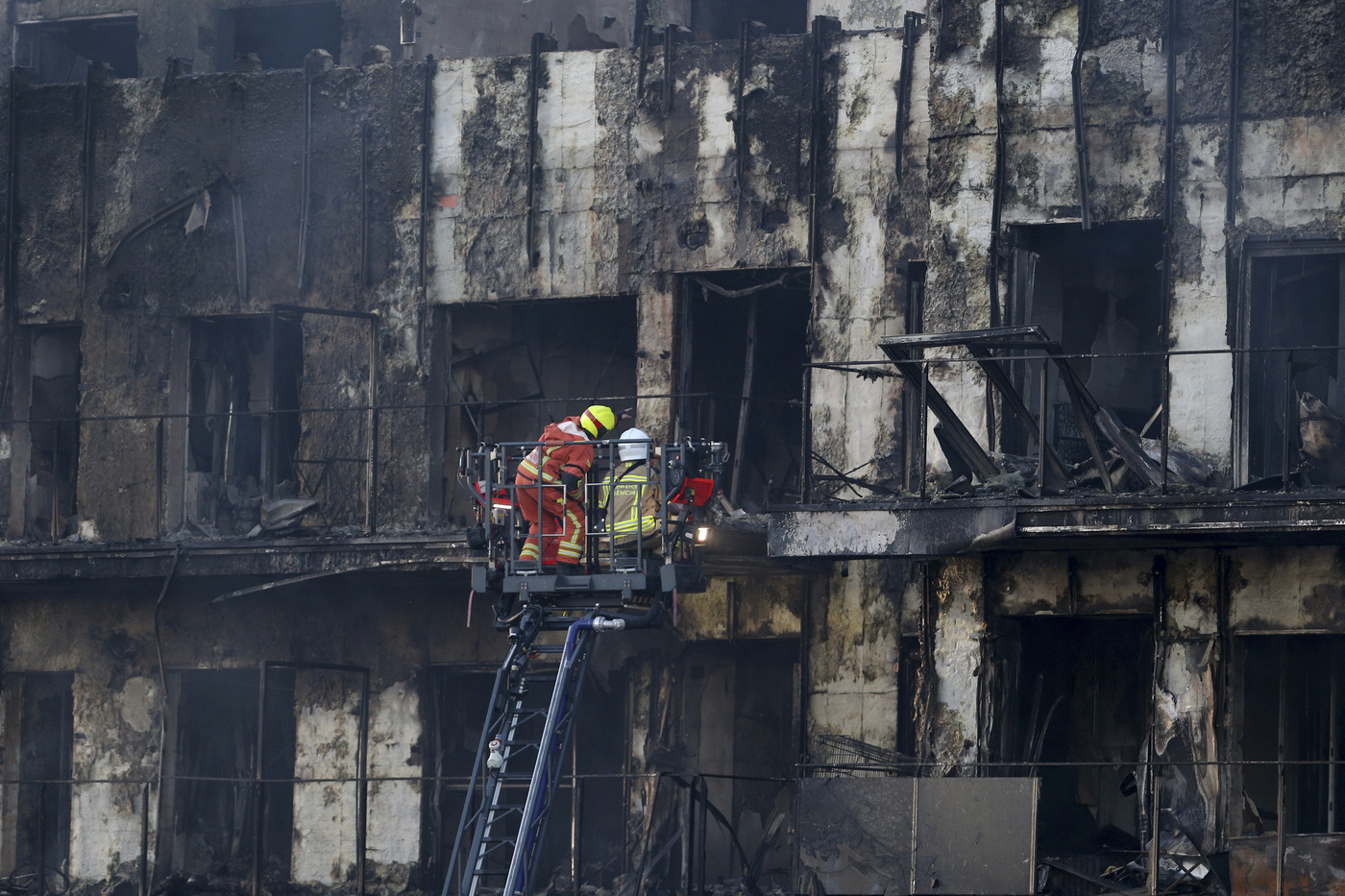 Valencia, possibile guasto elettrico a origine incendio palazzo