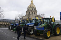 Nuova protesta degli agricoltori francesi che chiedeno più sostegno del governo e regolamenti più semplici