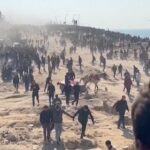 Gaza, centinaia di persone aspettano aiuti tra le rovine della città