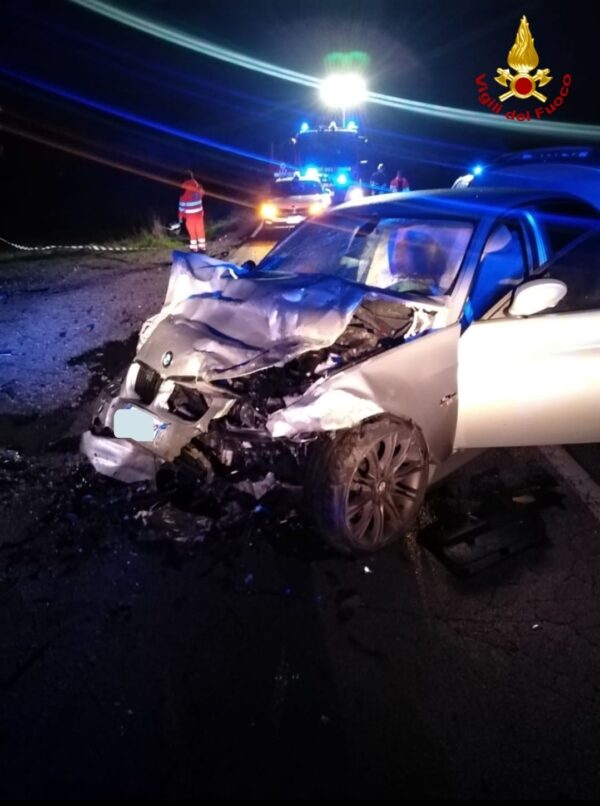 Brindisi, schianto in auto: morti una 17enne e un 20enne