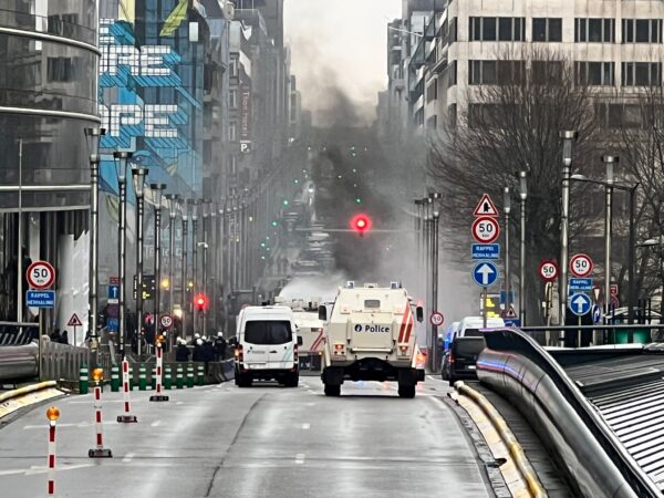 Protesta agricoltori, tensione a Bruxelles: assediate sedi Ue