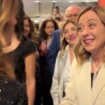 Stampa estera, selfie e strette di mano per la premier Meloni